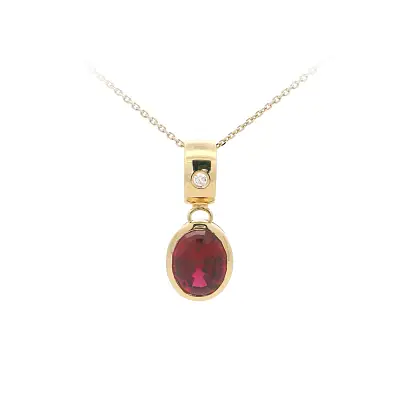 Mặt dây chuyền thanh lịch với ruby và kim cương trong khung vàng trơn