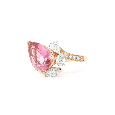 Nhẫn hình giọt nước với đá tourmaline hồng và kim cương lấp lánh