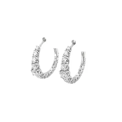 Vòng tai tròn bằng vàng đính kim cương