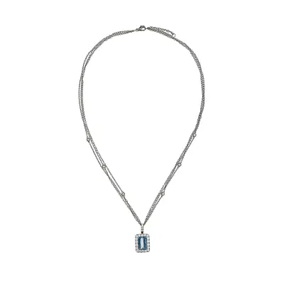 Viên ngọc aquamarine lấp lánh được bao quanh bởi những viên kim cương trong trang sức cao cấp