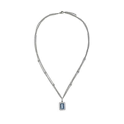 Viên ngọc aquamarine lấp lánh được bao quanh bởi những viên kim cương trong trang sức cao cấp
