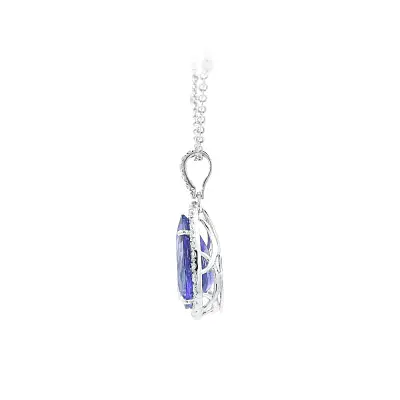 Sự kết hợp tinh tế giữa Tanzanite và kim cương trong thiết kế độc đáo