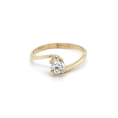 Nhẫn đính hôn bằng vàng với đá zircon