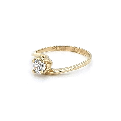Nhẫn đính hôn bằng vàng với đá zircon