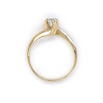 Nhẫn đính hôn bằng vàng với đá zircon