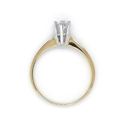 Nhẫn đính hôn với đá zircon làm từ vàng kết hợp