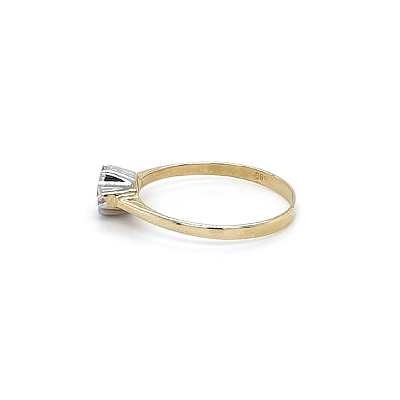 Nhẫn đính hôn với đá zircon làm từ vàng kết hợp