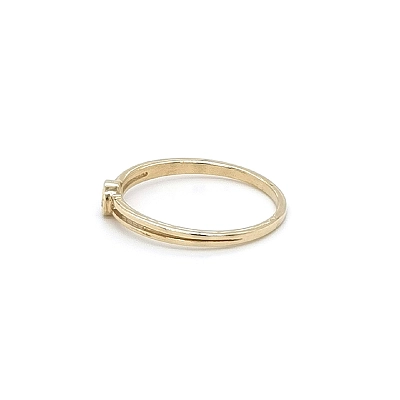 Nhẫn đính hôn bằng vàng với đá zircon