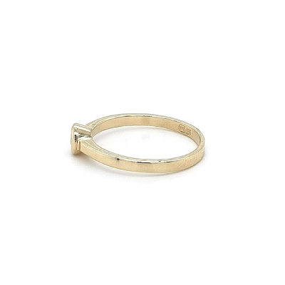 Nhẫn đính hôn bằng vàng với đá zircon