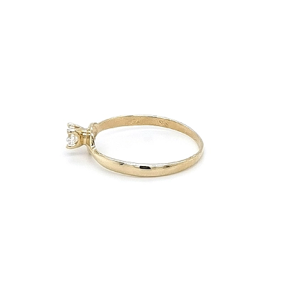 Nhẫn đính hôn bằng vàng với đá zircon