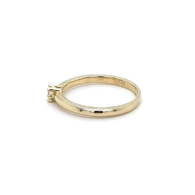 Nhẫn đính hôn bằng vàng với đá zircon