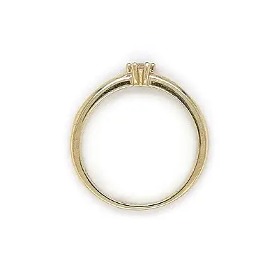 Nhẫn đính hôn bằng vàng với đá zircon