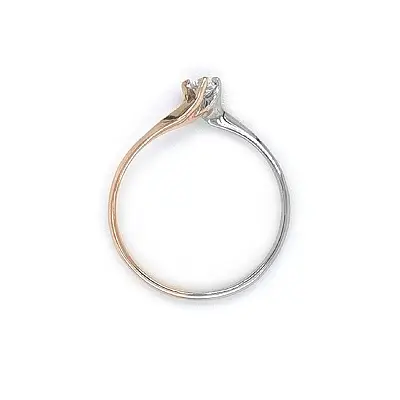 Nhẫn đính hôn với đá zircon làm từ vàng kết hợp