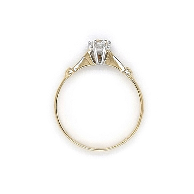 Nhẫn đính hôn bằng vàng với đá zircon