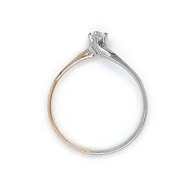 Nhẫn đính hôn với đá zircon làm từ vàng kết hợp