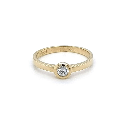 Nhẫn đính hôn bằng vàng với đá zircon