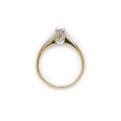 Nhẫn đính hôn với đá zircon làm từ vàng kết hợp