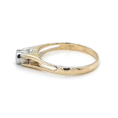 Nhẫn đính hôn với đá zircon làm từ vàng kết hợp