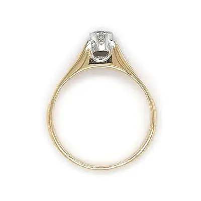Nhẫn đính hôn với đá zircon làm từ vàng kết hợp