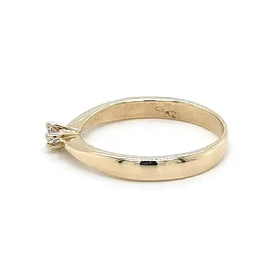 Nhẫn đính hôn bằng vàng với đá zircon