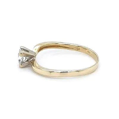 Nhẫn đính hôn bằng vàng với đá zircon