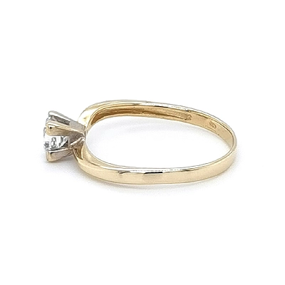 Nhẫn đính hôn bằng vàng với đá zircon