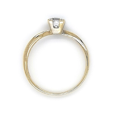 Nhẫn đính hôn bằng vàng với đá zircon