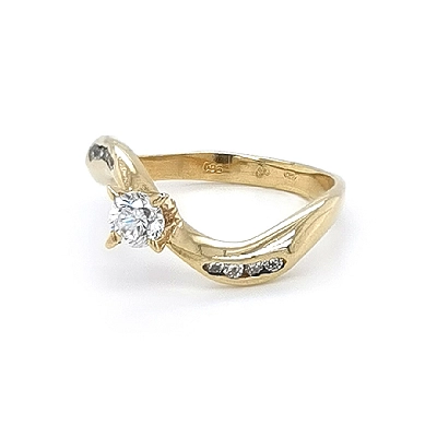 Nhẫn đính hôn bằng vàng với đá zircon