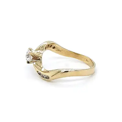 Nhẫn đính hôn bằng vàng với đá zircon