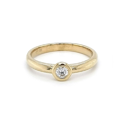Nhẫn đính hôn bằng vàng với đá zircon