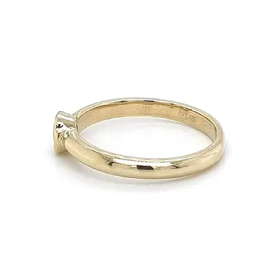 Nhẫn đính hôn bằng vàng với đá zircon