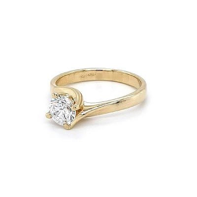 Nhẫn đính hôn bằng vàng với đá zircon