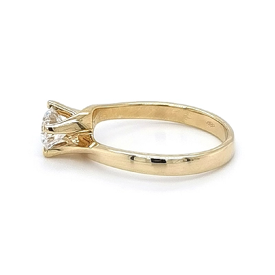 Nhẫn đính hôn bằng vàng với đá zircon