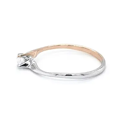 Nhẫn đính hôn với đá zircon làm từ vàng kết hợp