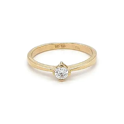 Nhẫn đính hôn bằng vàng với đá zircon