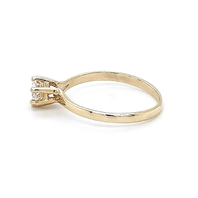 Nhẫn đính hôn bằng vàng với đá zircon