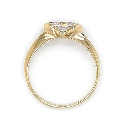 Nhẫn đính hôn bằng vàng với đá zircon