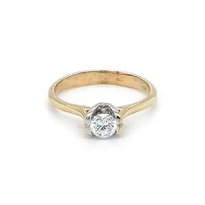 Nhẫn đính hôn với đá zircon làm từ vàng kết hợp