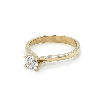 Nhẫn đính hôn bằng vàng với đá zircon