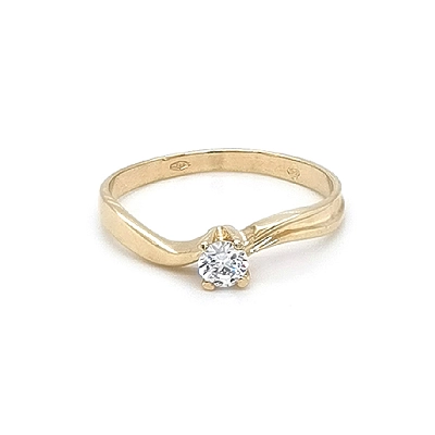 Nhẫn đính hôn bằng vàng với đá zircon