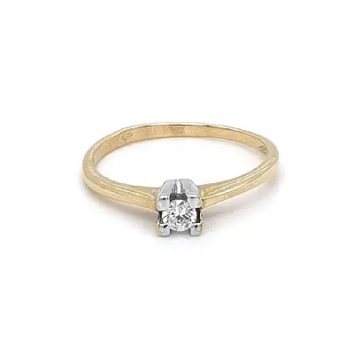 Nhẫn đính hôn với đá zircon làm từ vàng kết hợp