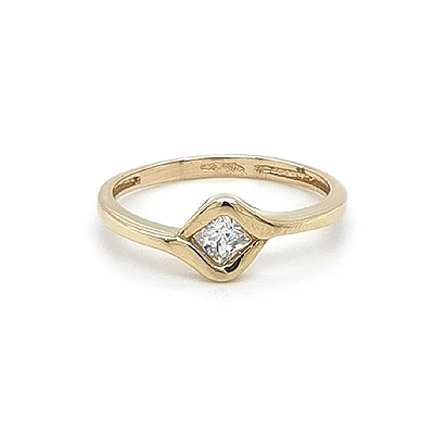Nhẫn đính hôn bằng vàng với đá zircon