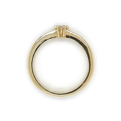 Nhẫn đính hôn bằng vàng với đá zircon