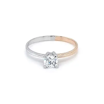 Nhẫn đính hôn với đá zircon làm từ vàng kết hợp