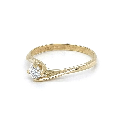 Nhẫn đính hôn bằng vàng với đá zircon