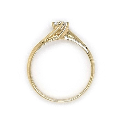 Nhẫn đính hôn bằng vàng với đá zircon