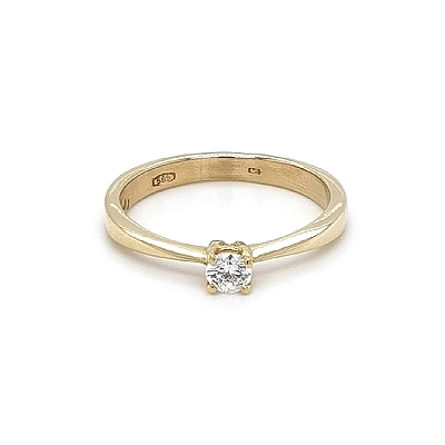 Nhẫn đính hôn bằng vàng với đá zircon