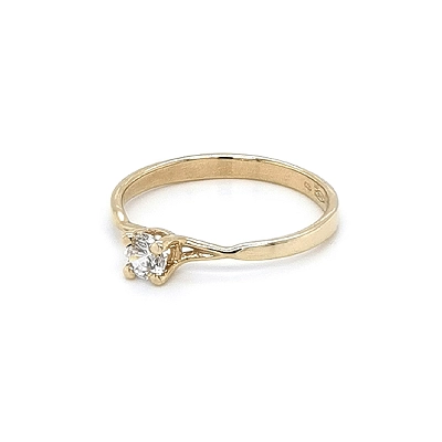 Nhẫn đính hôn bằng vàng với đá zircon