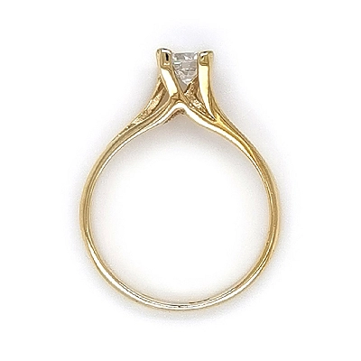 Nhẫn đính hôn bằng vàng với đá zircon