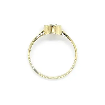 Nhẫn đính hôn bằng vàng với đá zircon